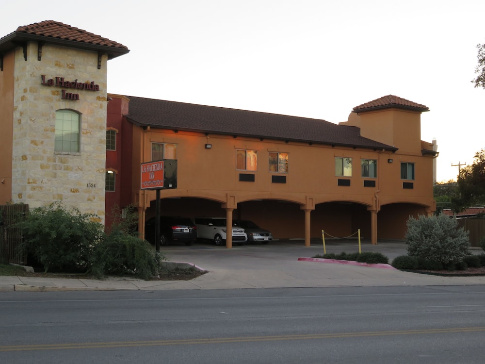 La Hacienda Near Alamo Dome / Riverwalk 2/36