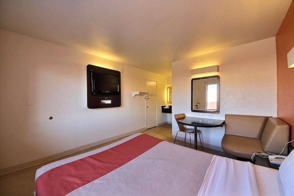 STANDARD, QUEEN BED, ACCESSIBLE