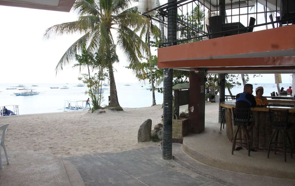 Lost Horizon Beach Dive Resort 50/64