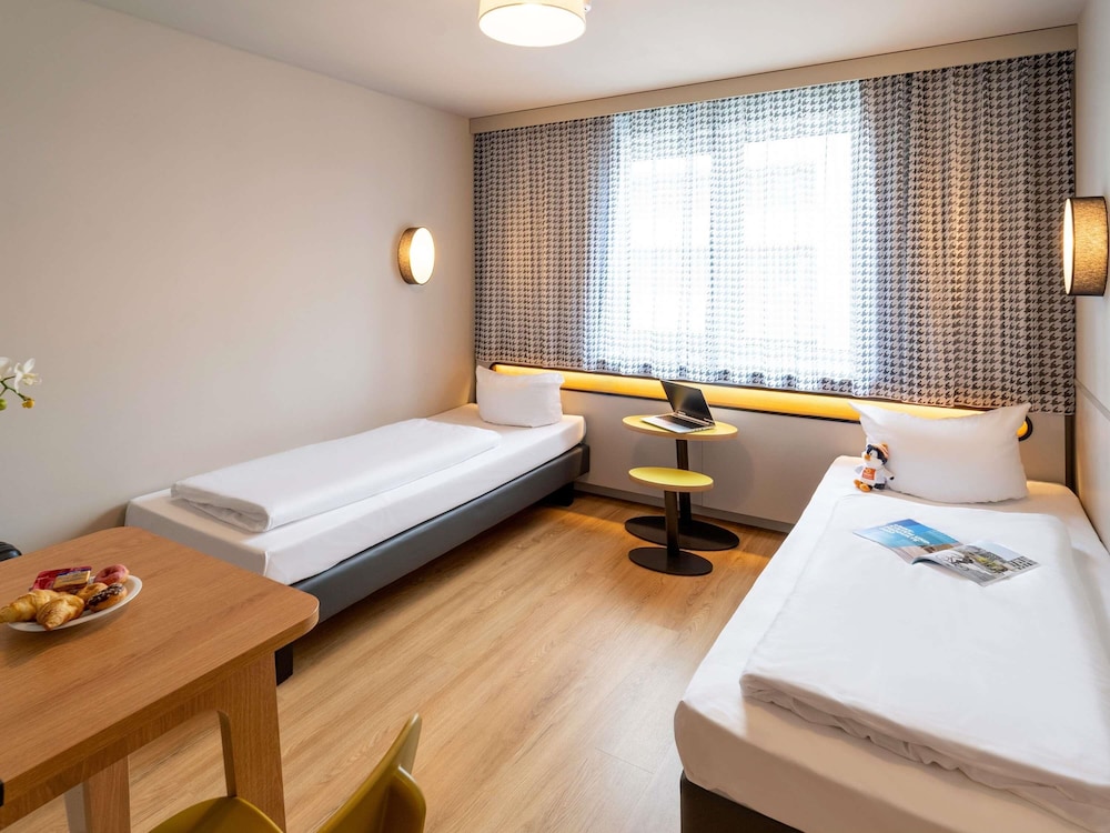 STUDIO, TWIN BEDS