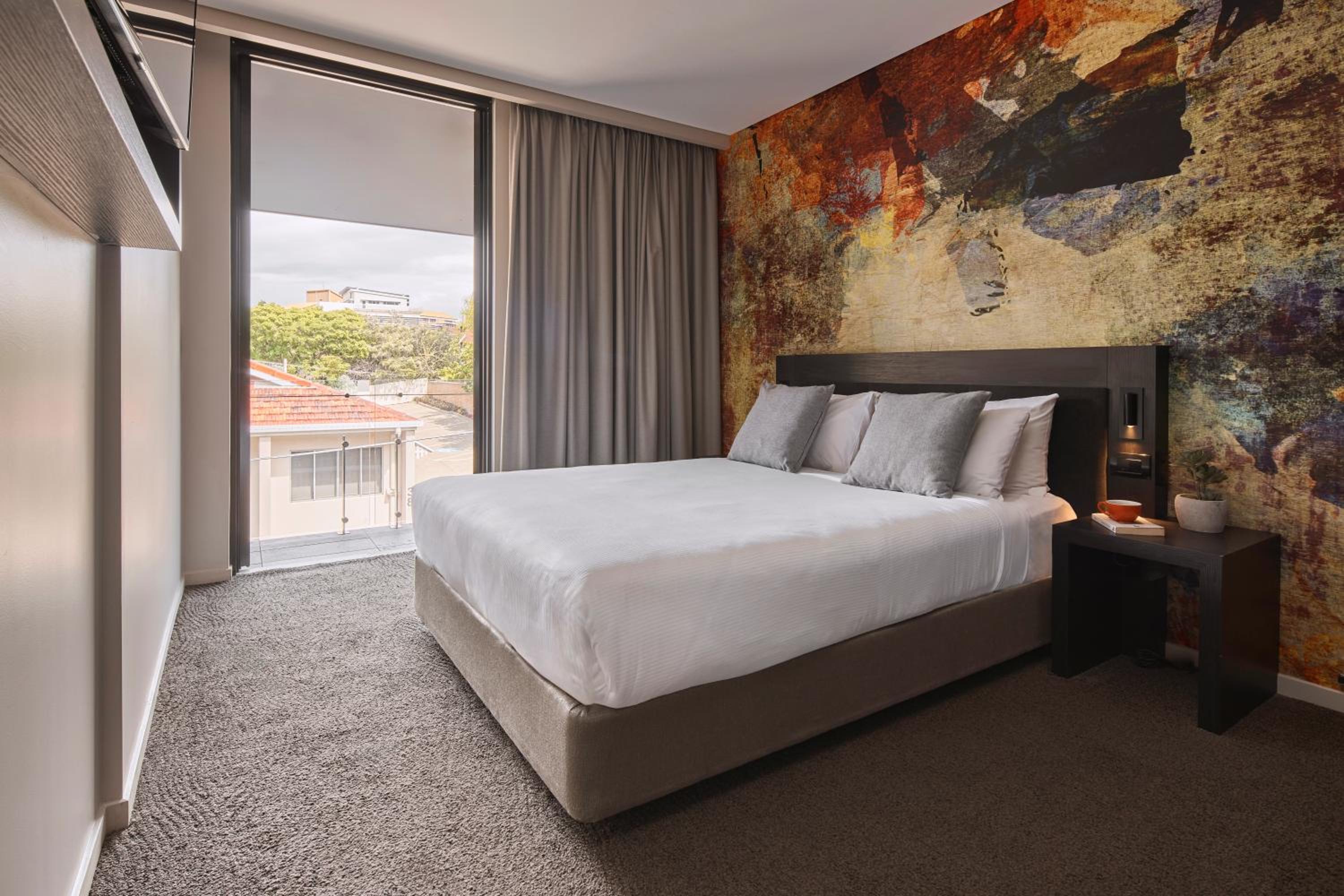 DELUXE, QUEEN BED
