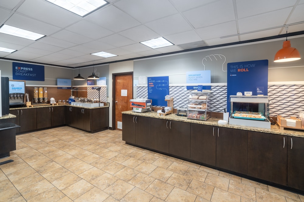 Holiday Inn Express Forsyth 5/42