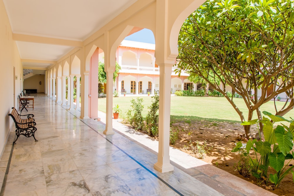 Hotel Dev Vilas 62/72
