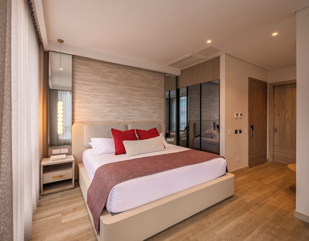 JUNIOR SUITE, KING BED