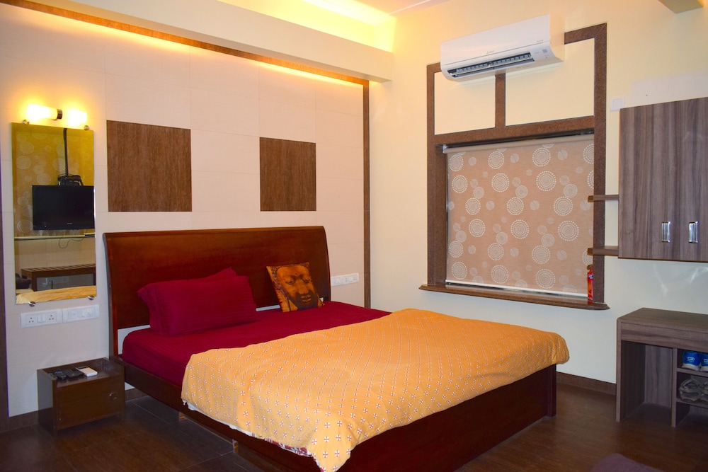 1 BEDROOM, STANDARD, TRIPLE