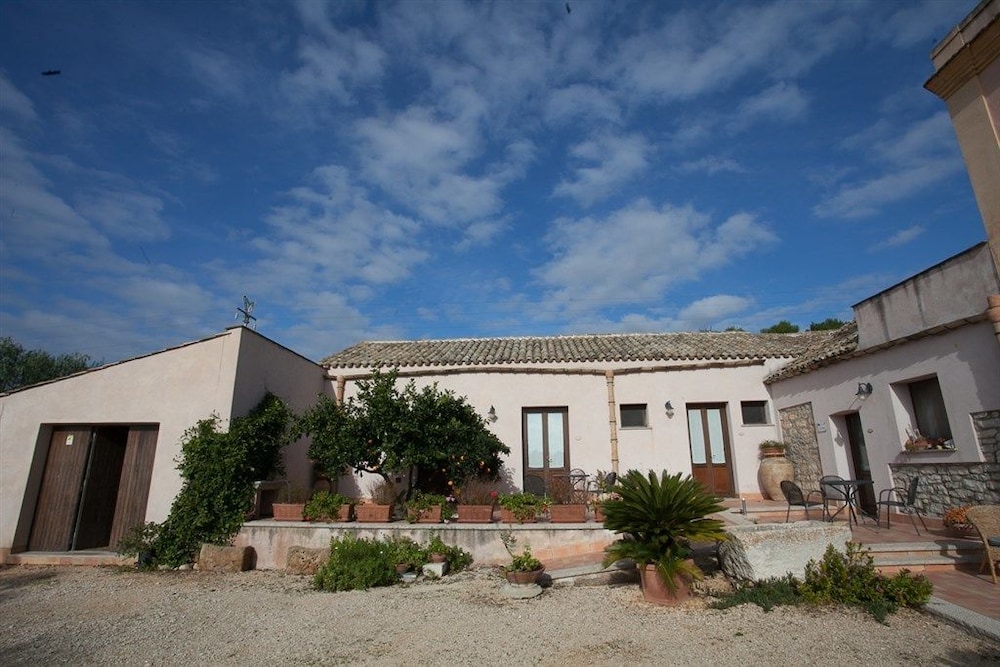 Agriturismo Baglio Donna Santa 43/48
