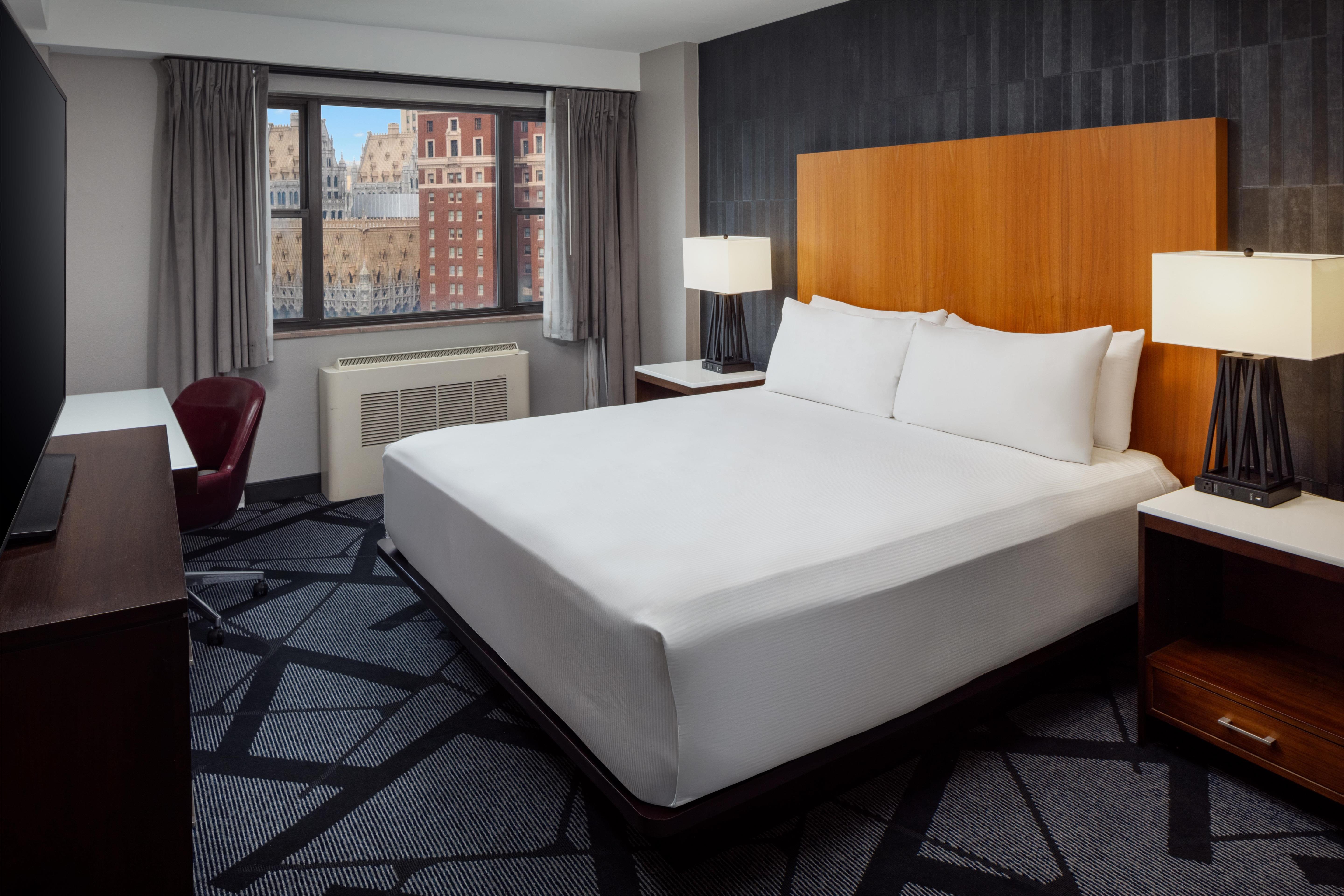 SKYLINE, KING BED, DOWNTOWN VIEW