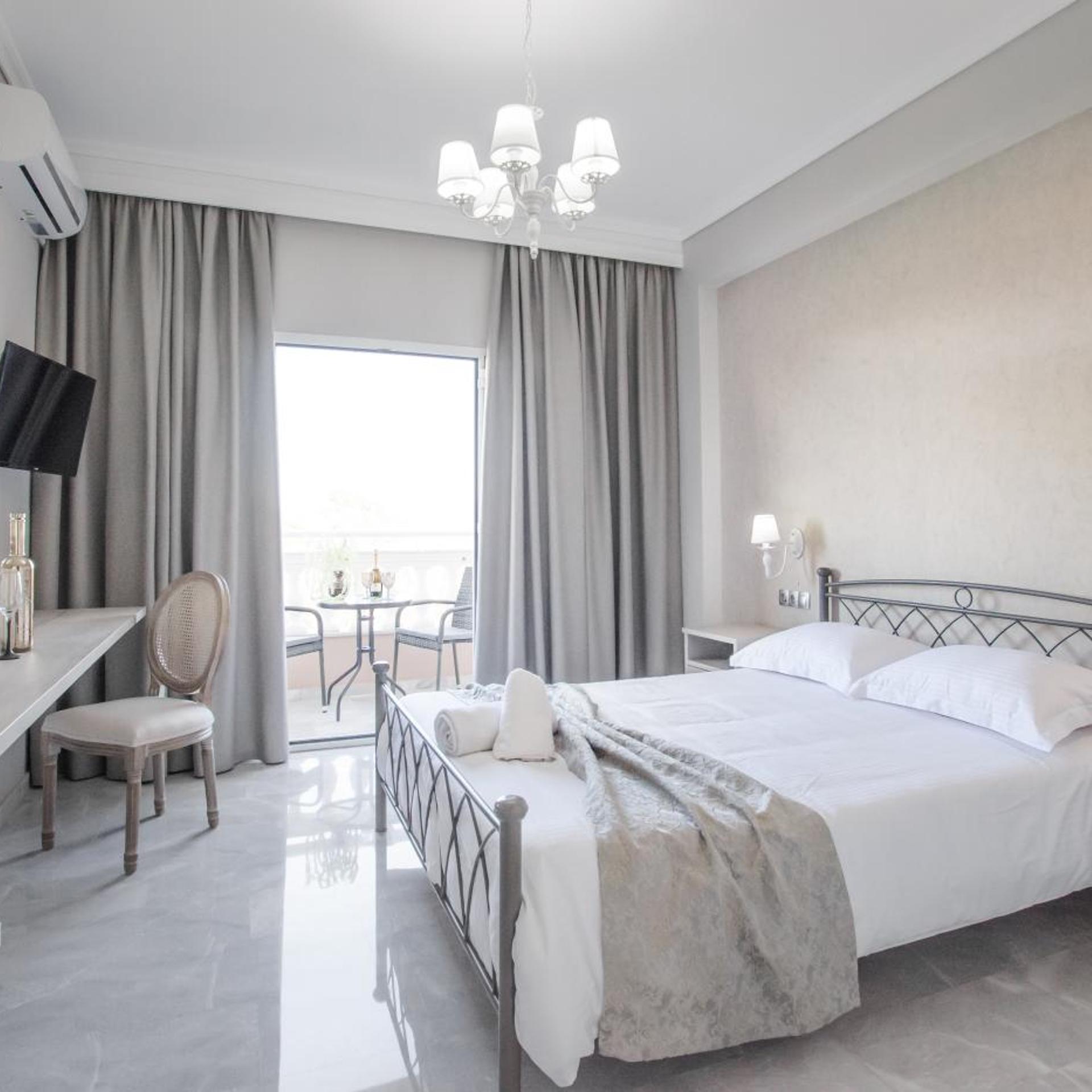 Deluxe, Double Bed, Lateral Side Sea View