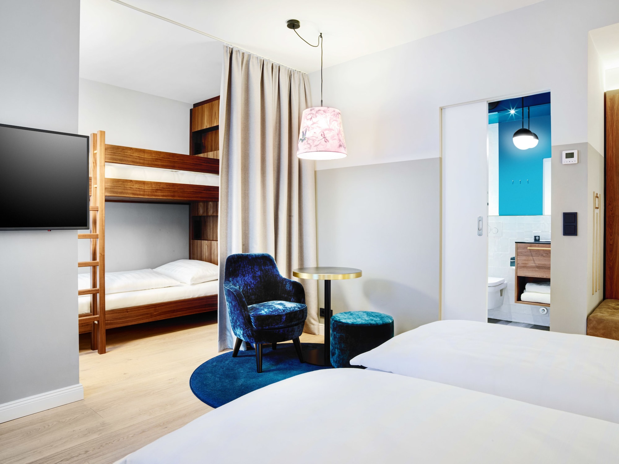 ROOM, QUADRUPLE