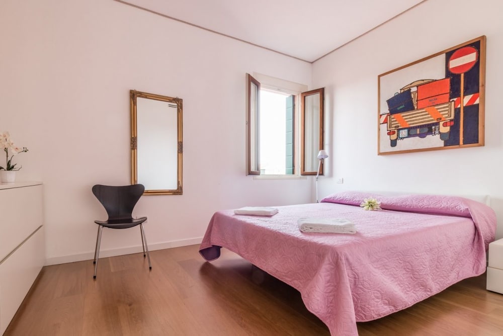 Carmini Canal View and Balcony with Lift 4/22