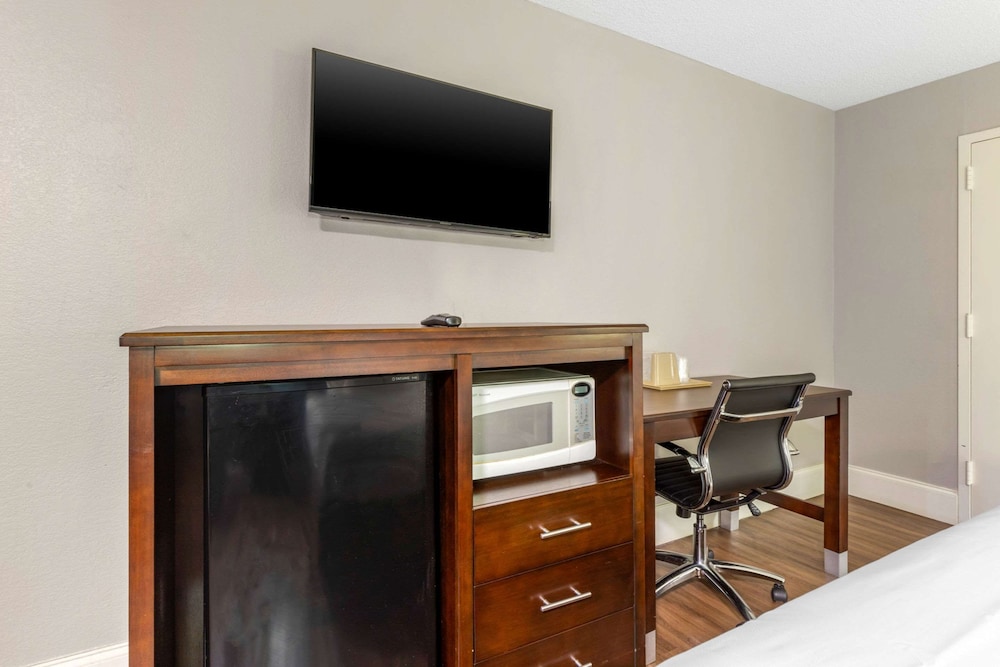 Econo Lodge Rock Hill Northeast 21/23