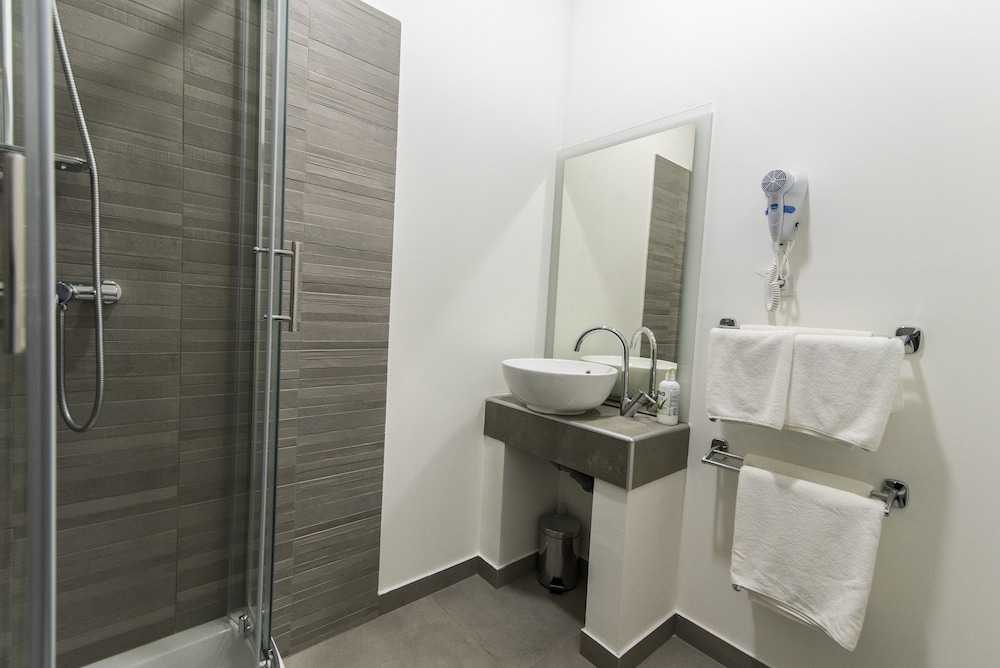 COOL ROOMS ZAGREB AIRPORT 59/62