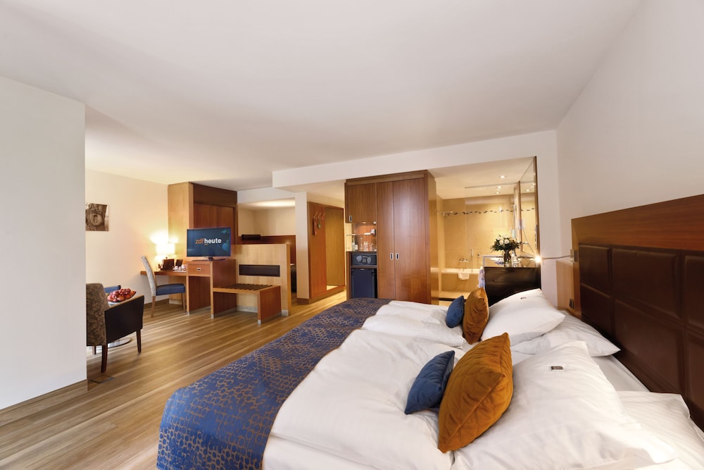 Park, Family, Suite, 1 King and 1 Single Beds