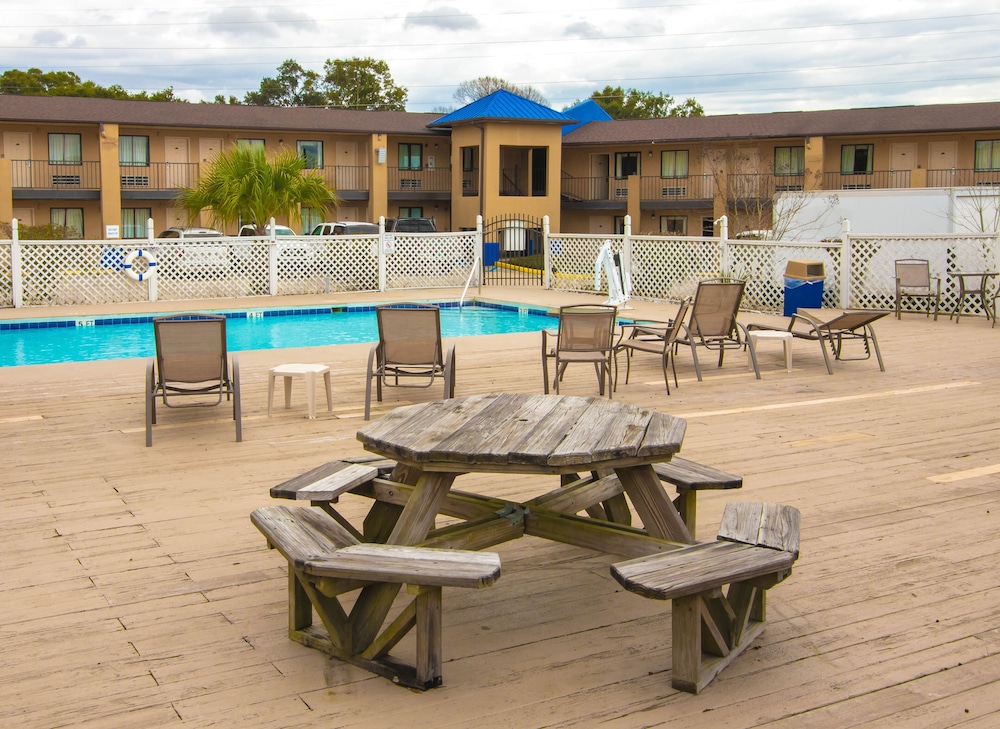 Americas Best Value Inn Suites Pensacola 26/30