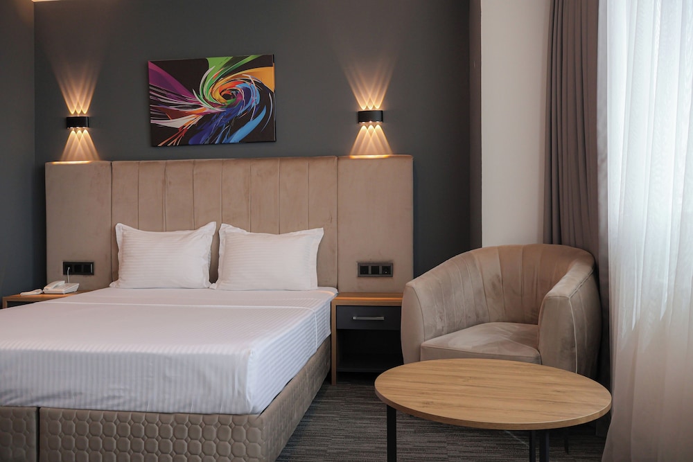 HOME PLUS Hotel & SEYHLI 12/42