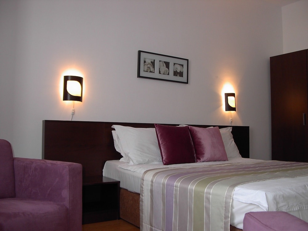 Unique Hotel 16/67
