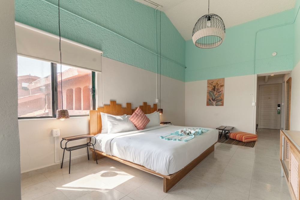 PREMIUM, QUEEN BED, LAGOON VIEW