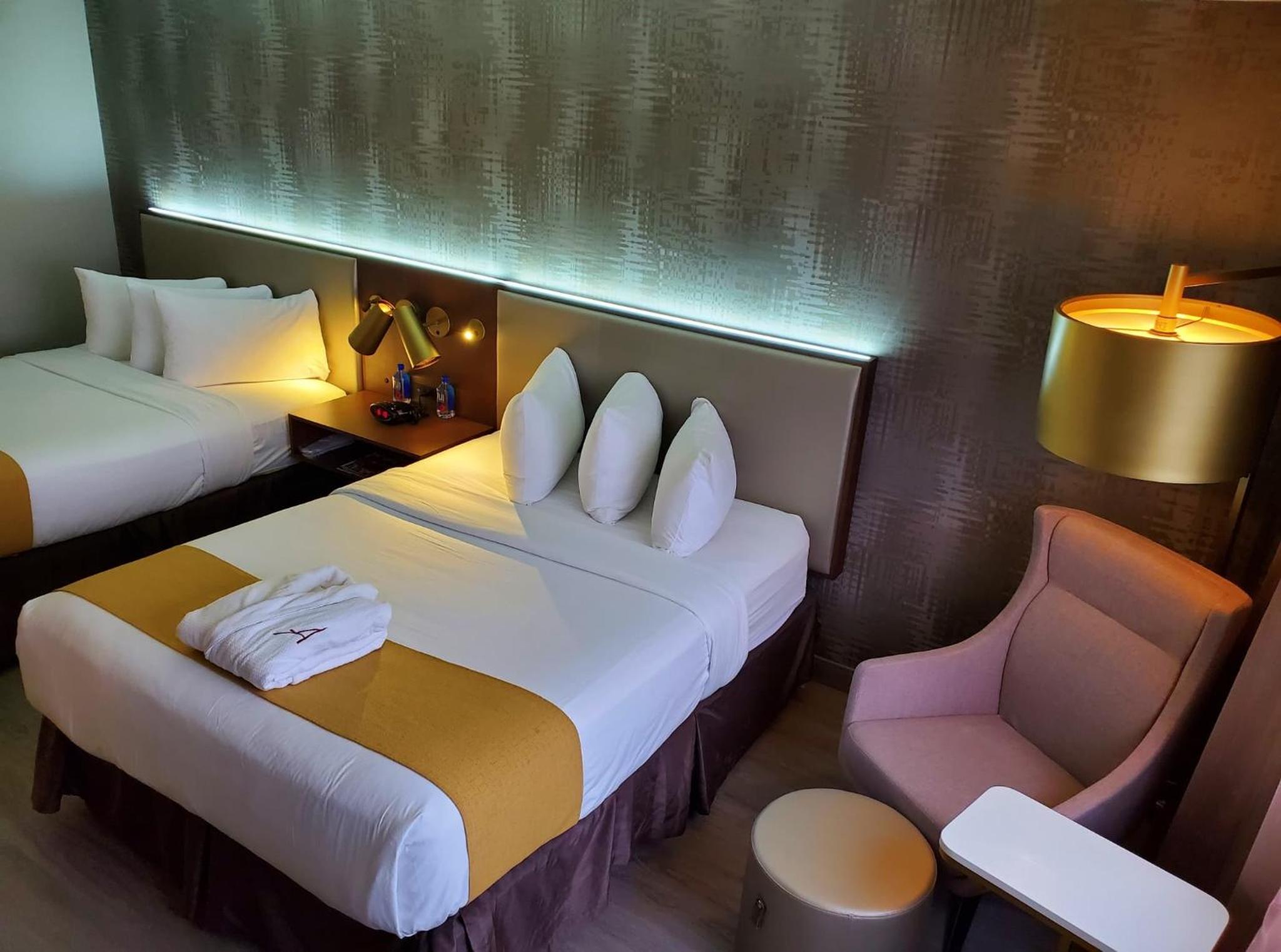 Platinum, King Bed, 2 Queen Beds