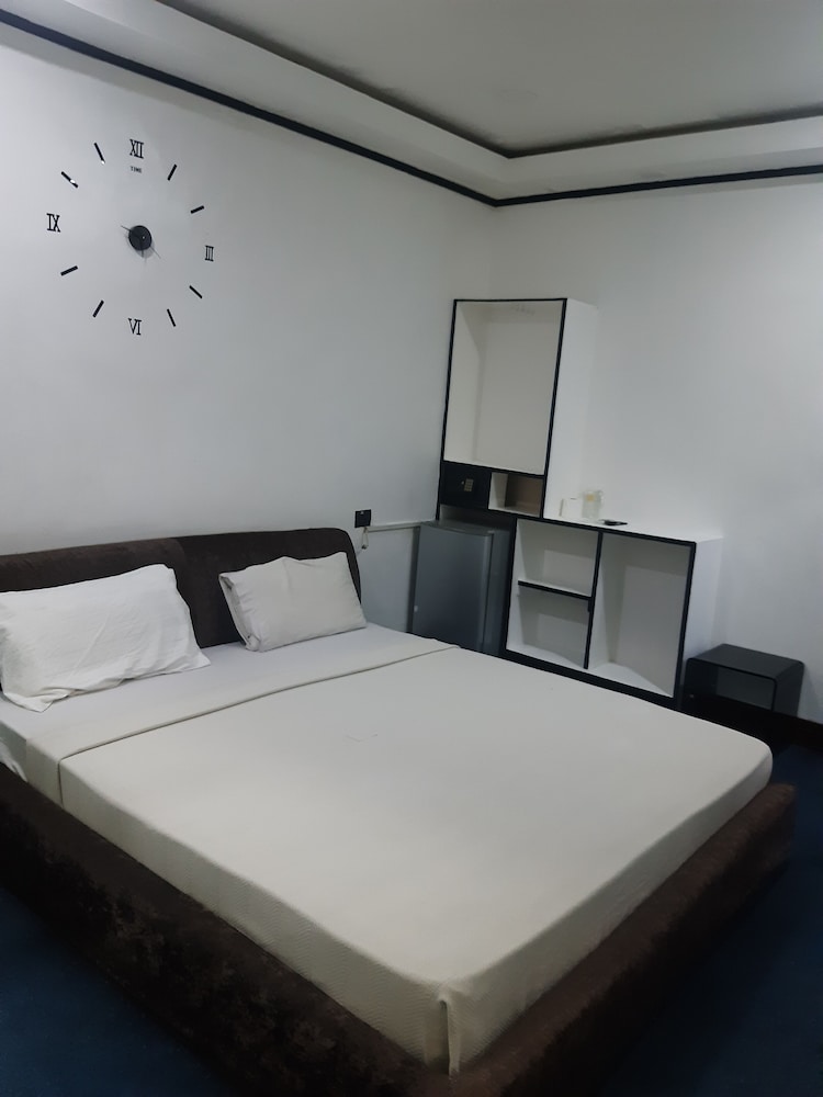 999 Hotel 7/36