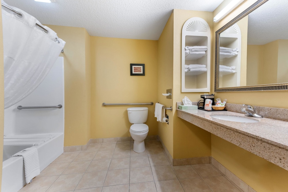 Comfort Suites Findlay I-75 near Sports Complex 16/31