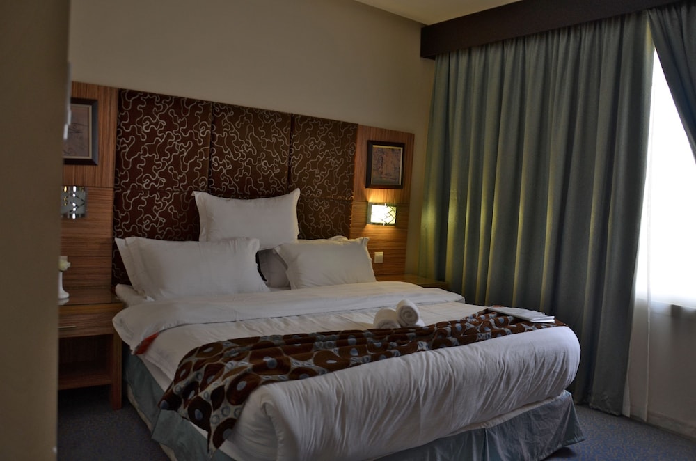 Rose Garden Hotel 11/50