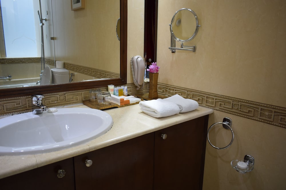 Saraya Corniche Hotel 30/83