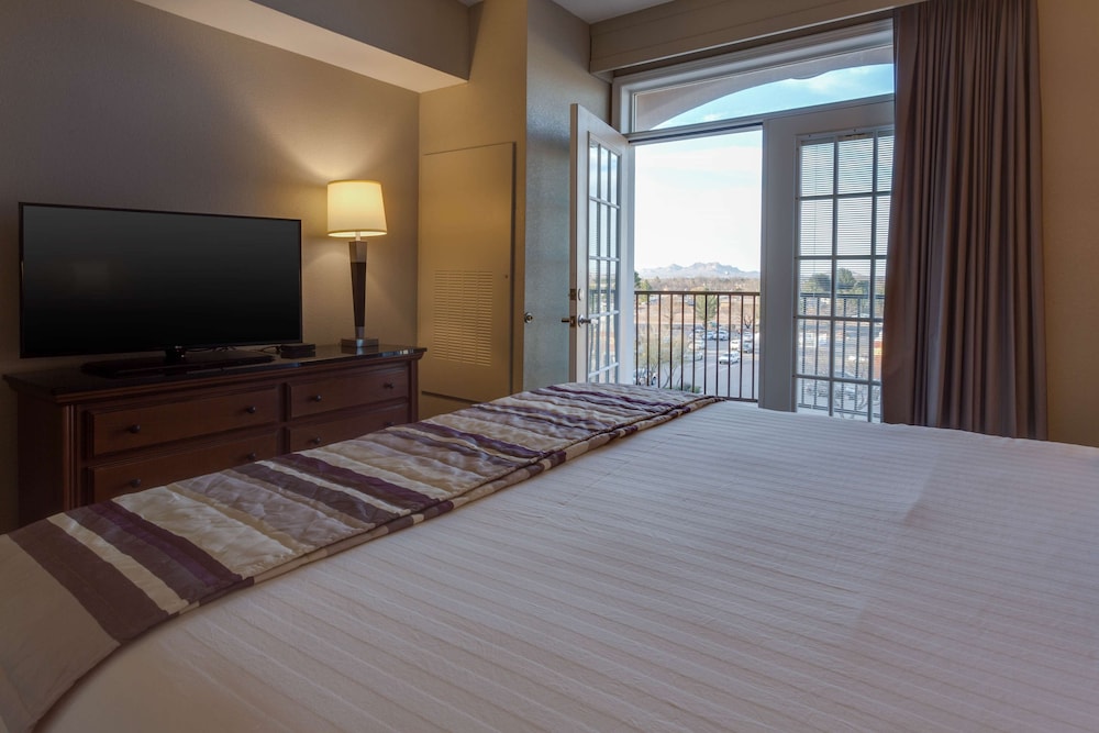 Drury Inn and Suites Las Cruces 10/39