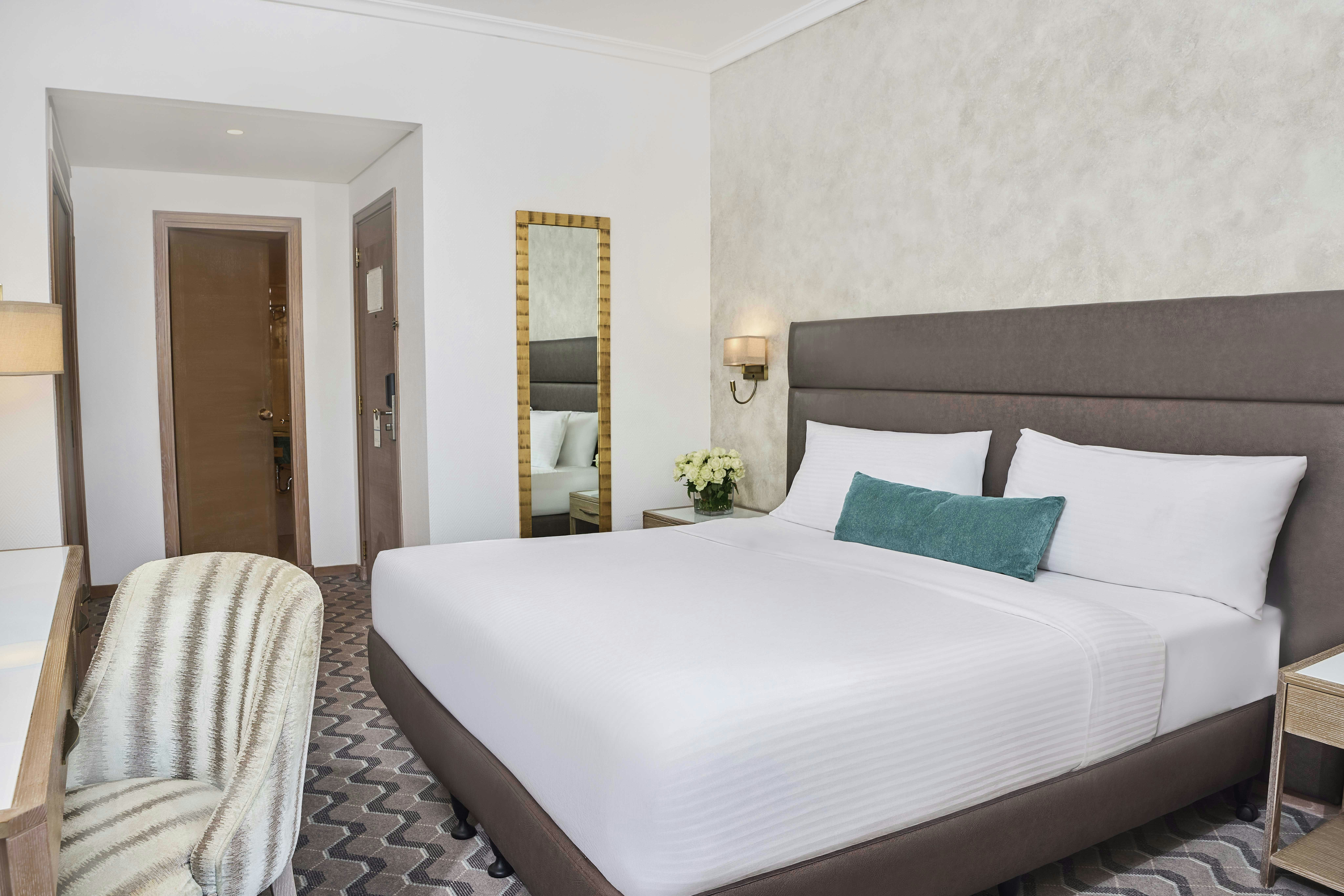 غرفة بسرير كينج بإطلالة على المدينة مع دخول الصالة، Gefinor Rotana Hotel Beirut 2/3