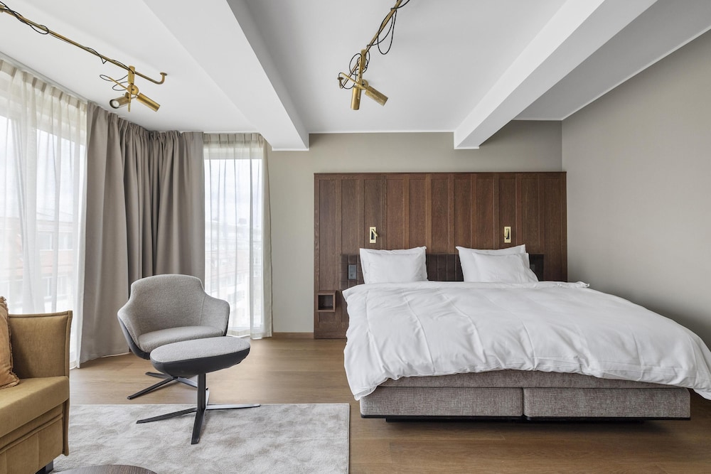 Junior Suite, King Bed, Sofa
