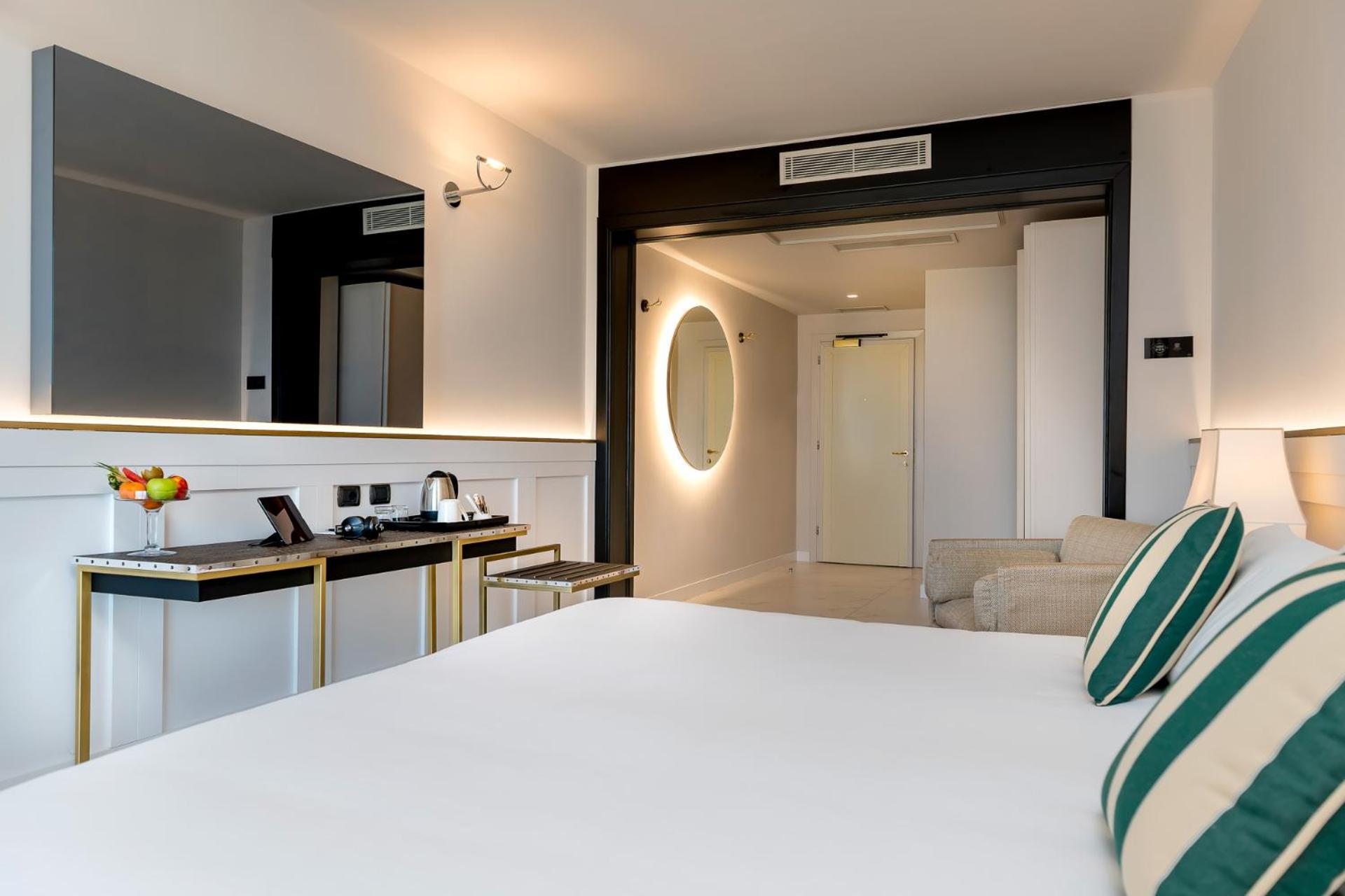 غرفة ديلوكس ثلاثية بإطلالة على البحر، Savoia Hotel Rimini 3/8