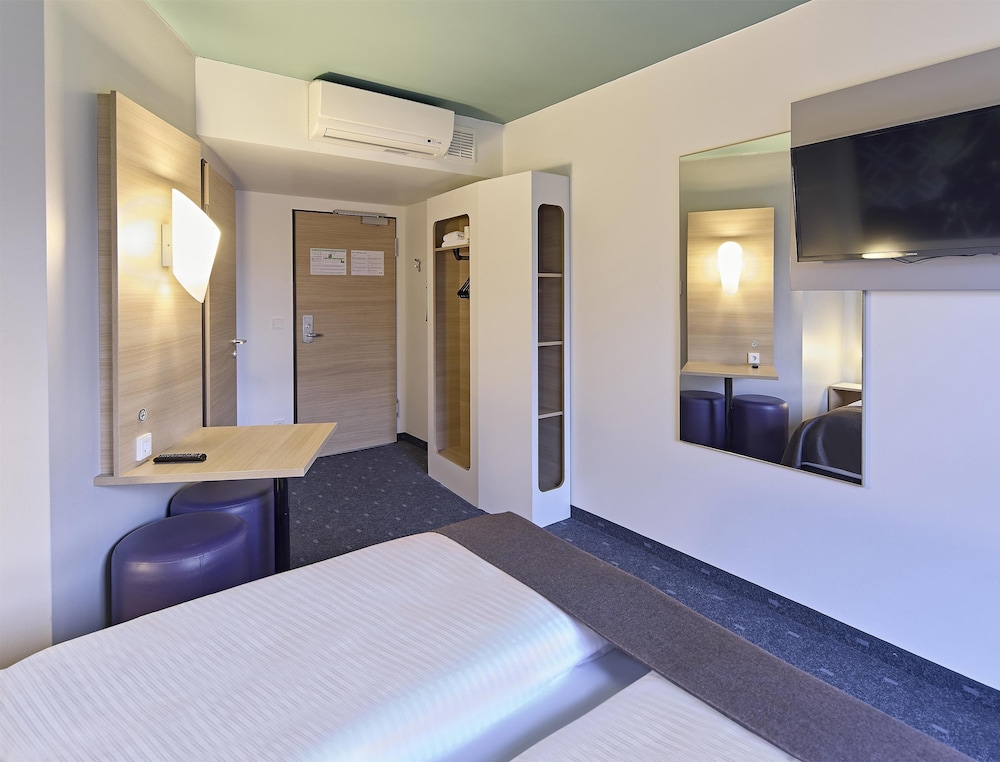 ROOM, TWIN BEDS