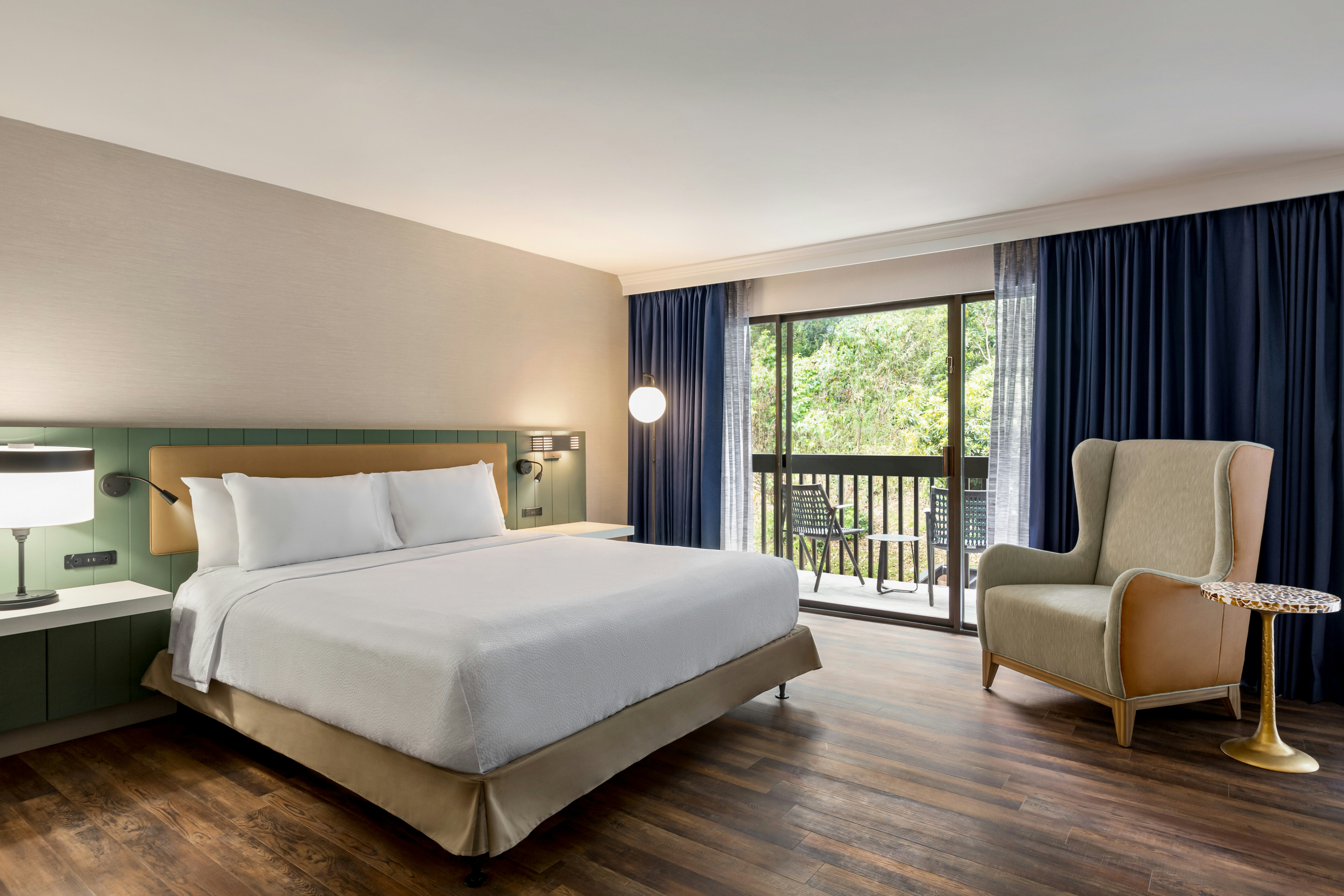 JUNIOR SUITE, KING BED, POOL VIEW, ACCESSIBLE