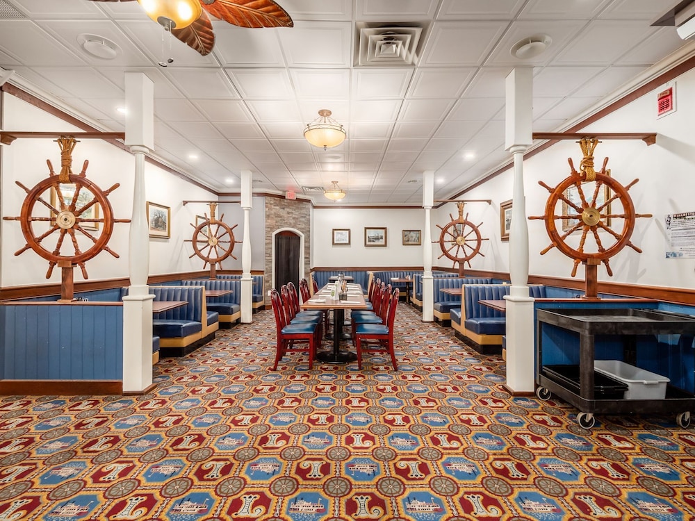 The Lafayette A grand Riverboat Era Hotel 69/77