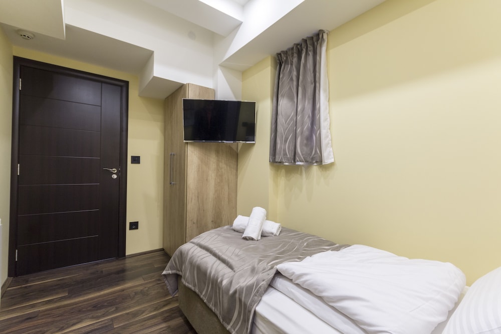 Madison Rooms 15/50