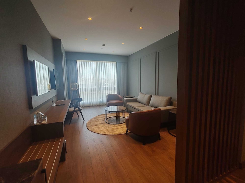 ISG Airport Hotel 44/63