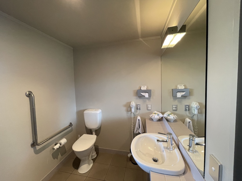 Bentleys Motor Inn 49/50
