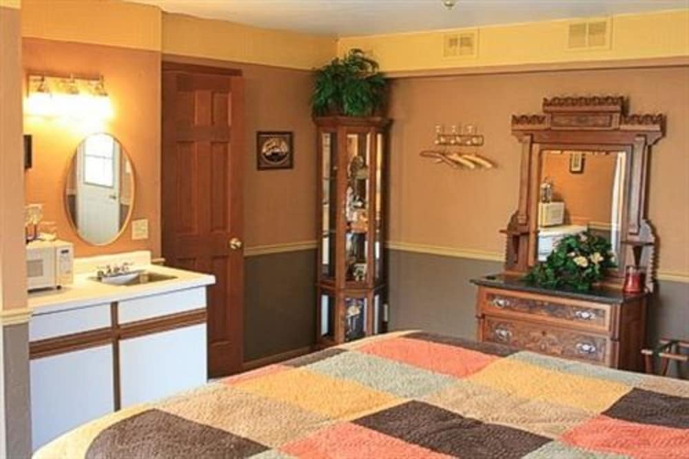 at the Waters Edge Bed &amp; Breakfast 9/61
