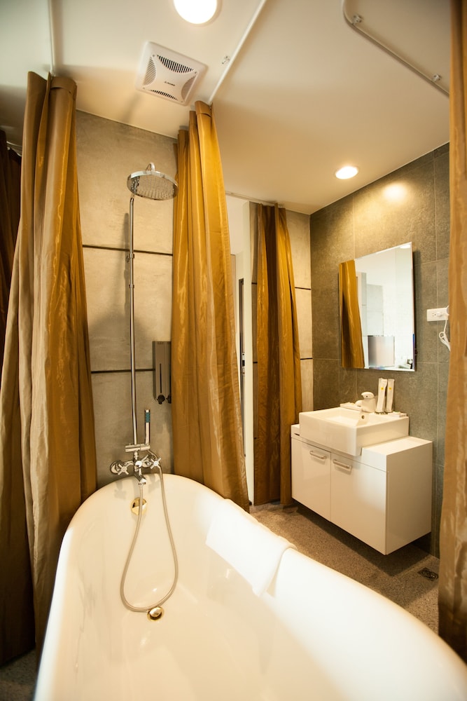 823-Tourist Hotel 43/64