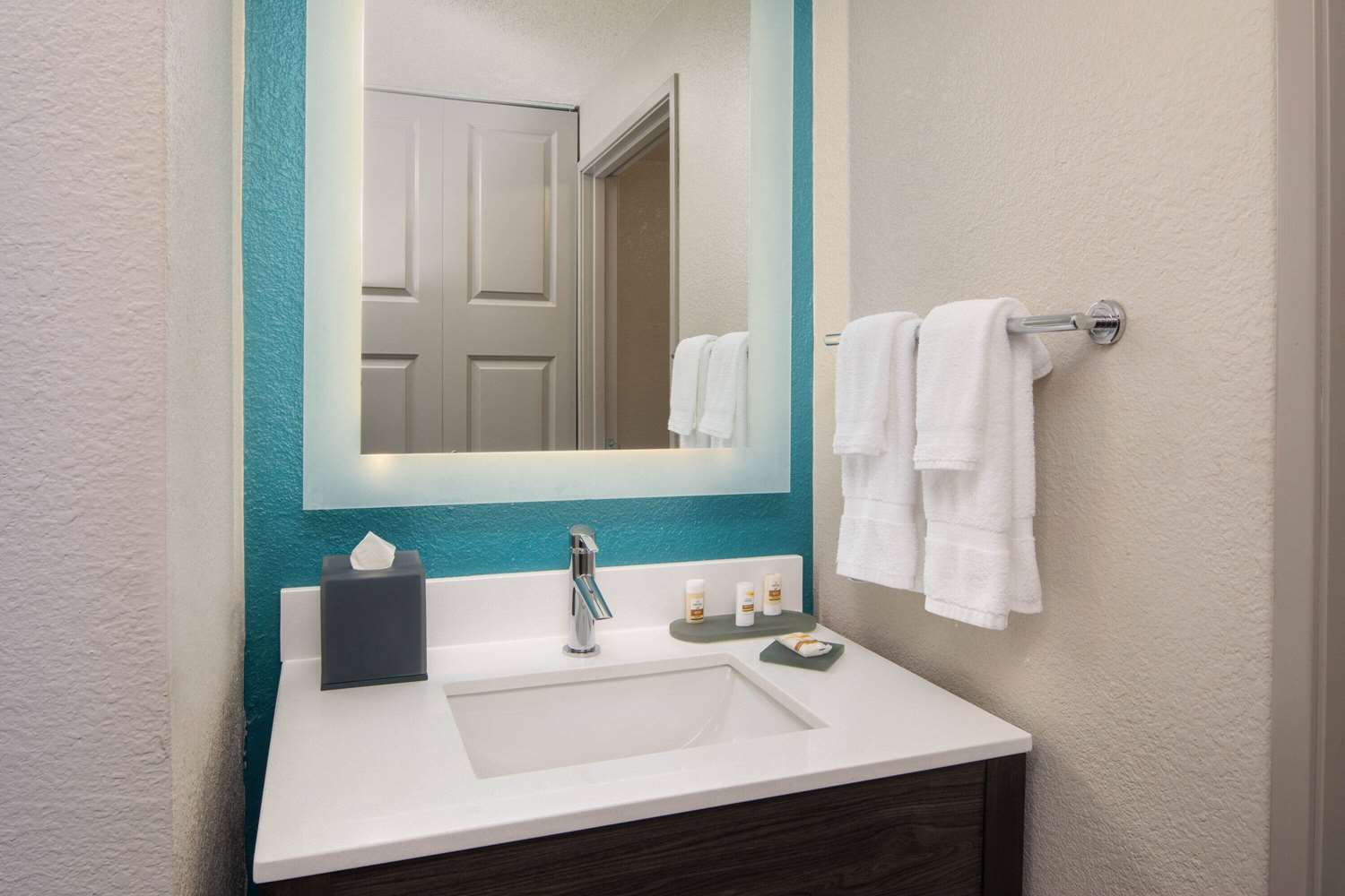 La Quinta Inn & Suites by Wyndham Atlanta Airport North 58/60