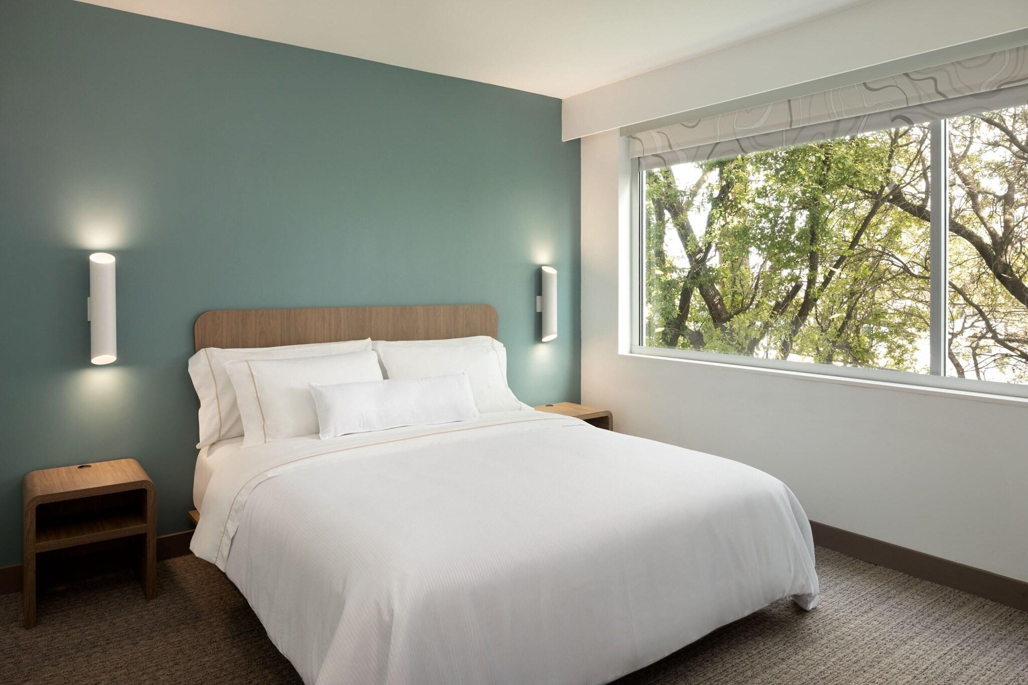 Studio, King Bed