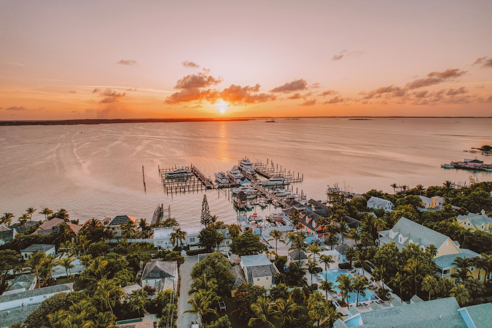 Valentines Resort &amp; Marina 62/66
