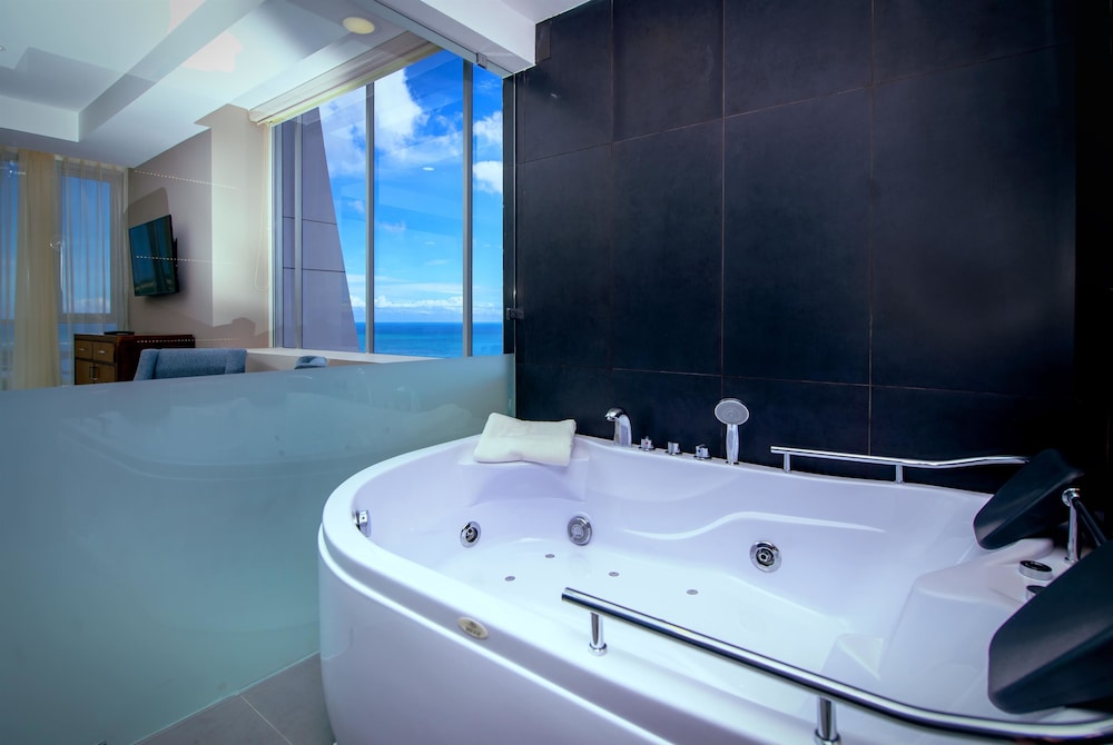Wyndham Manta Sail Plaza Hotel and Convention Center 33/57