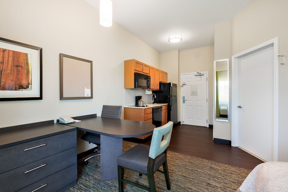 Candlewood Suites Medford 39/52