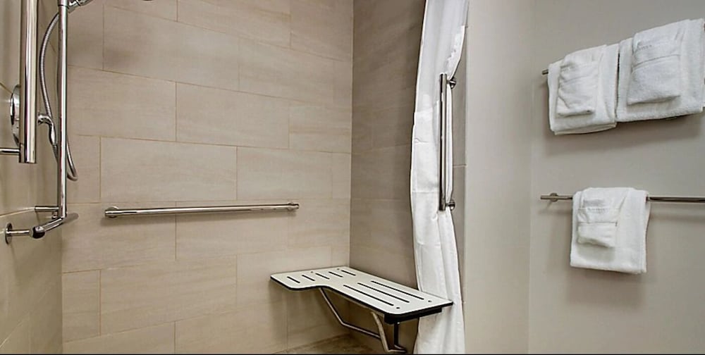 HOLIDAY INN EXPRESS & SUITES ELIZABETHTOWN NORTH 18/47