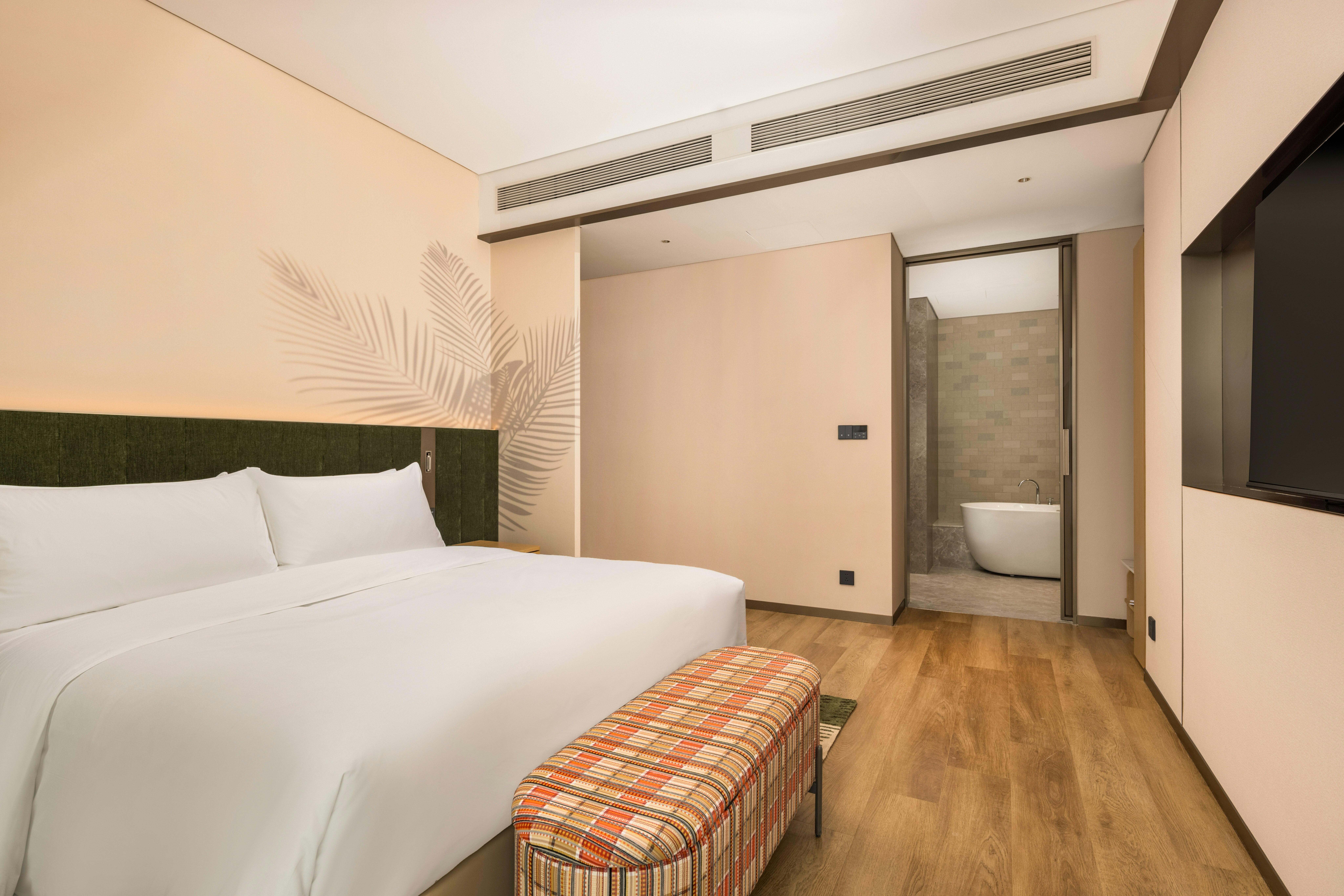 DELUXE, SUITE, KING BED