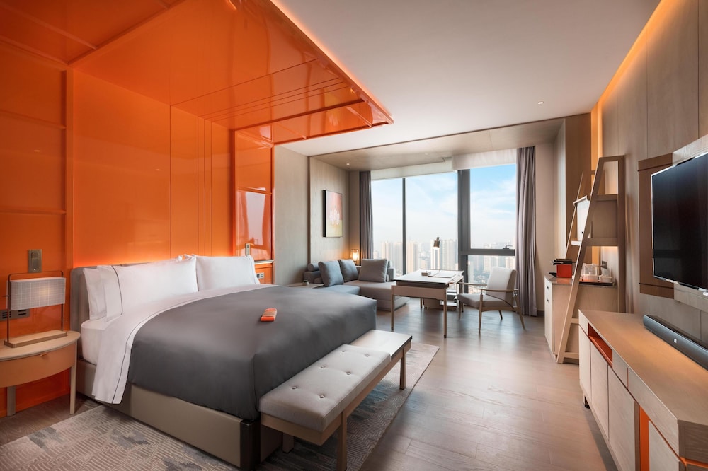 ROOM, KING BED, SKYLINE VIEW