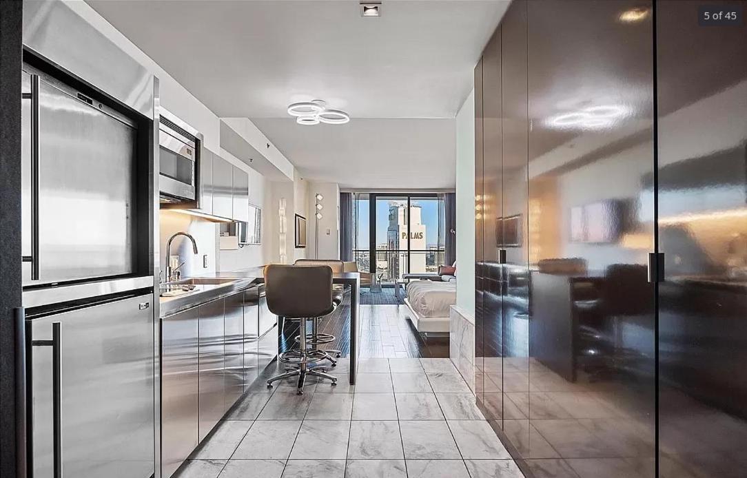 Luxury Hotel Suite With Private Strip View Balcony 9/13