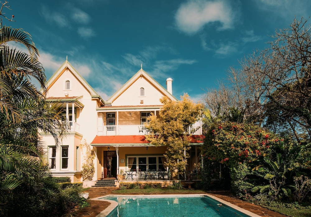 Hacklewood Hill Country House 68/70