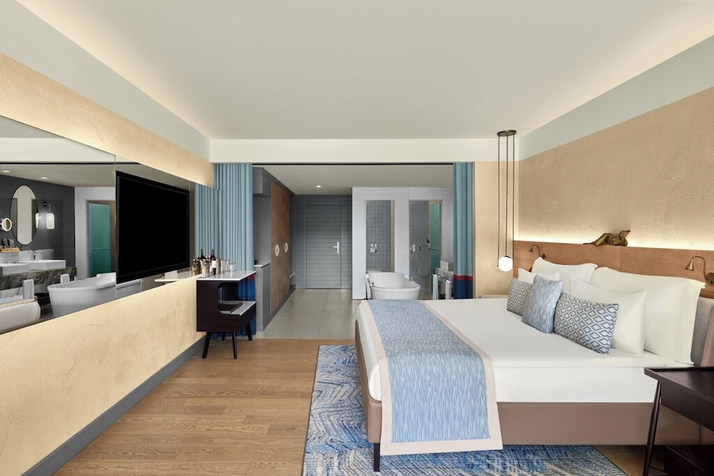 SUPERIOR DOUBLE SWIM-UP ROOM