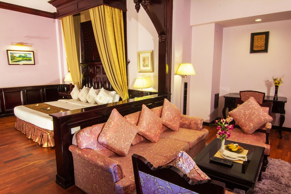 REE HOTEL 27/50